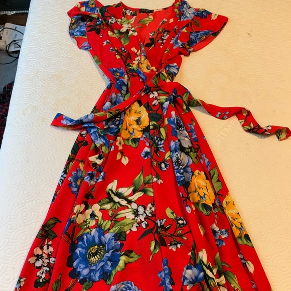 scobe Dresses & Skirts - BOGO! 🎉 Beautiful floral high low dress